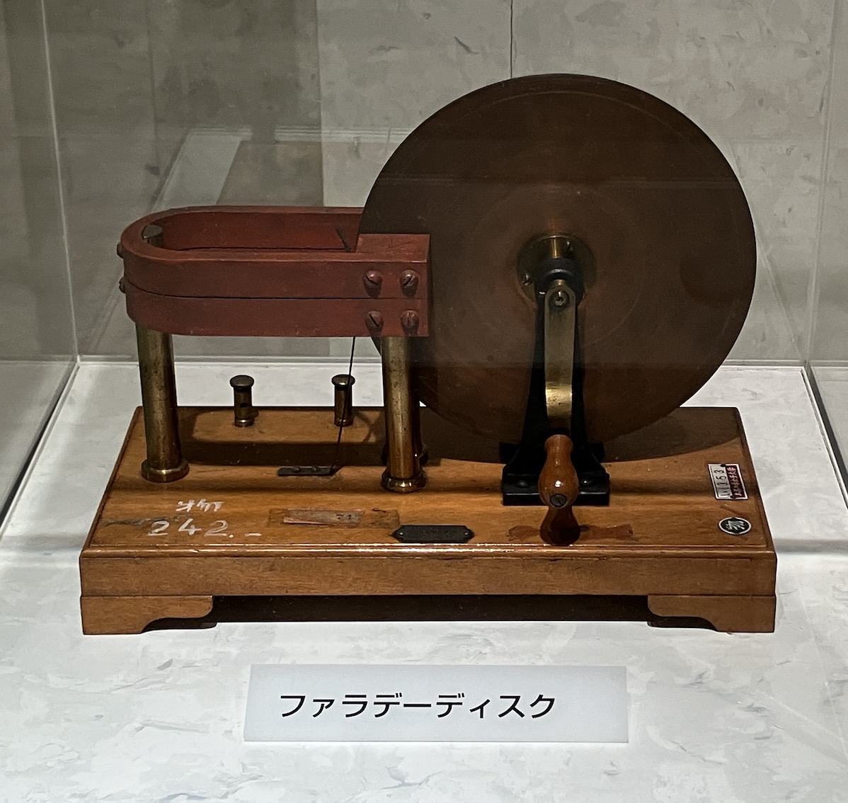 触れずにコインが倒れ、アルミホイルが浮く！？渦電流実験を自宅で楽しもう！（ファラデーデスク） – 科学のネタ帳