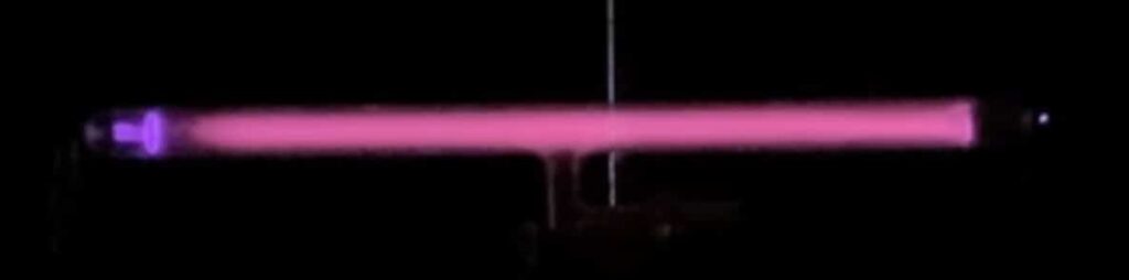 放電管に電圧をかけがなら減圧をしていくと光る真空放電の実験（火花放電と真空放電） 科学のネタ帳