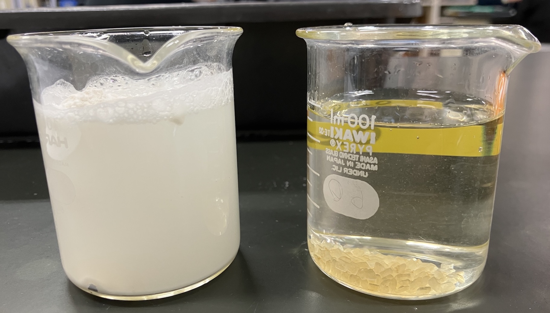 砂糖はどこへ消えた？透明なビーカーに隠された「溶ける」の正体 